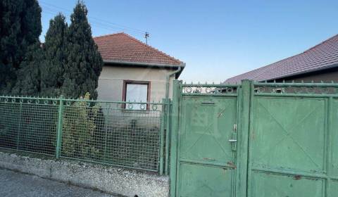 Domček v pôvodnom stave blízko rybníka len 15 km od Nových Zámkov