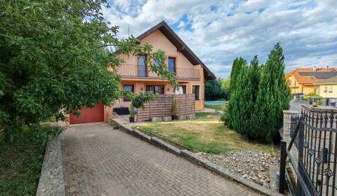 Vkusný dvojpodlažný 5-izb. RD 218m2 s bazénom, pozemok 651m2, Tr.Turná
