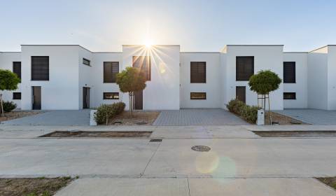 REZERVOVANÉ Krásny 4i RD 105m2, smart systém, záhrada, úplne nový