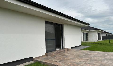 KALINKOVO - Samostatne stojaci tehlový 4 izb. Bungalov