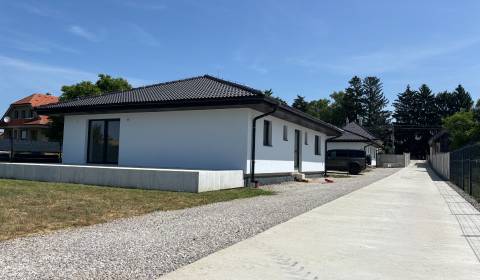 Na predaj novostavba – moderný bungalov v obci Podlužany