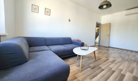 - PRENÁJOM - 2-IZBOVÝ BYT - 61 M2 - OBCHODNÁ UL - STARÉ MESTO