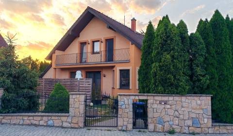 Štýlový dvojgeneračný 5-izb. dom, bazén,  Trenčianska Turná