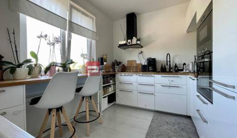 Na PREDAJ priestranný 3 izbový byt s balkónom v meste Senec
