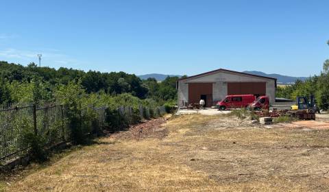 Na prenájom hala s pozemkom 4500 m² – Mníchova Lehota 
