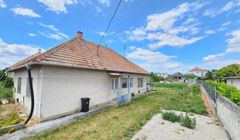3 IZB ROD.DOM S VEĽKÝM POZEMKOM - KMEŤOVO, OKRES NOVÉ ZÁMKY