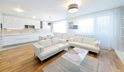 Krásny, priestranný 3i byt 97 m2, 2x lodžia, parkovanie, RUSTICA