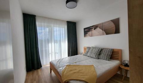 Nový priestranný 3iz. byt s klimatizáciou, balkónom a parkovaním.