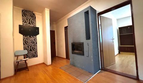 PREDAJ 3-izbový byt s balkónom v Honciach
