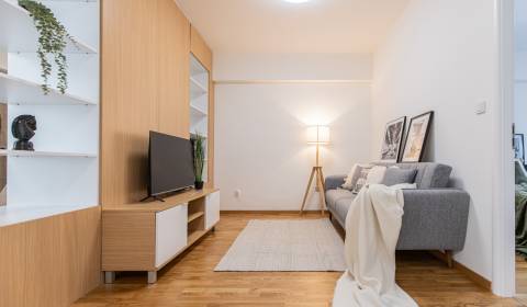 EXKLUZÍVNE Krásny priestranný 3i byt v centre na PREDAJ