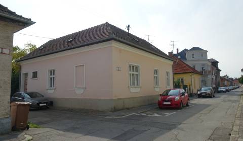 PREDAJ – 3-izbový RD, Hviezdoslavova ul., centrum Piešťan