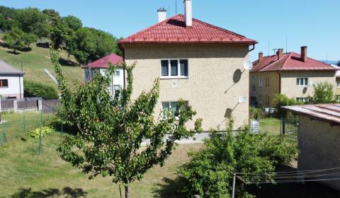 ŠTÝLOVÝ 3-IZBOVÝ BYT S ATMOSFÉROU RODINNÉHO DOMU ŽLTÝ PIESOK, UHLISKO