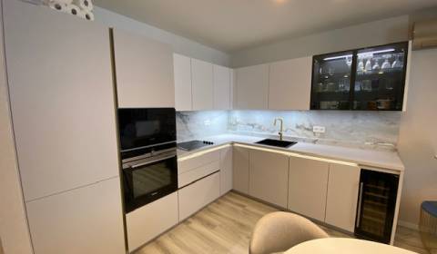 Prenájom luxusný 2 izbový byt, 58 m2, Vysoká ul, parkovanie, BAI.