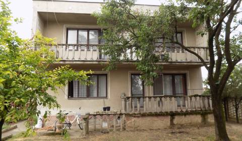 Viacgeneračný poschodový 6 izb . dom v Tvrdošovciach 