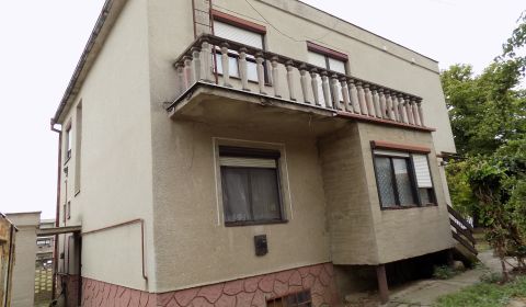 Viacgeneračný rodinný dom s garážou a záhradou v Tvrdošovciach