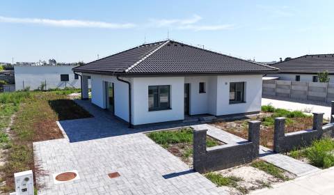 SAMOSTATNE STOJACÍ BUNGALOV- 108m2 + krytá terasa 12m2, ROŽNÝ POZEMOK