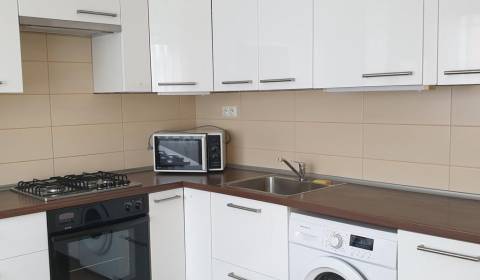 Svetlý byt s balkónom v širšom centre. Moyzesova ul.