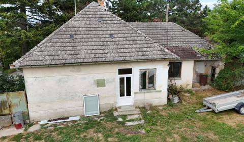 Znížená cena !!!Priestranný pozemok so starším rodinným domom 