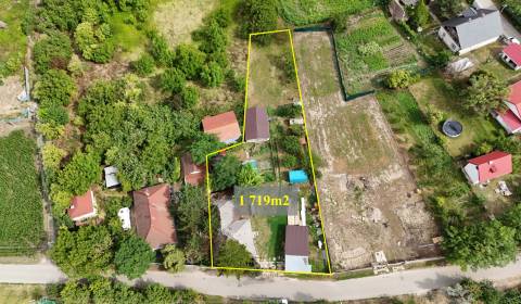 Dohoda možná!!!Priestranný pozemok so starším rodinným domom 