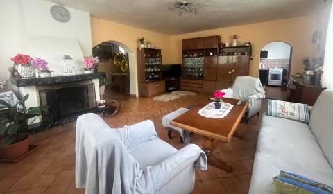 REZERVOVANÉ: Rodinný dom: 617 m2 - Selce pri B. Bystrici - bazén