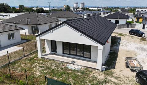 Krásny 4 izbový RD bungalov 114,25 m2 na pozemku 494 m2, Senec