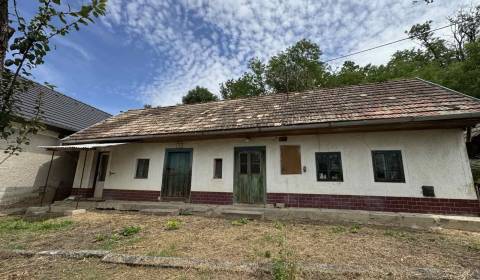 Rodinný dom na predaj v Plášťovciach, 827 m²