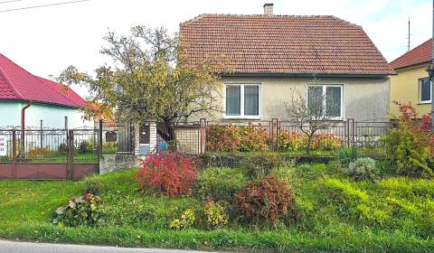 Trojizbový rodinný dom pod úpätím Malých Karpát