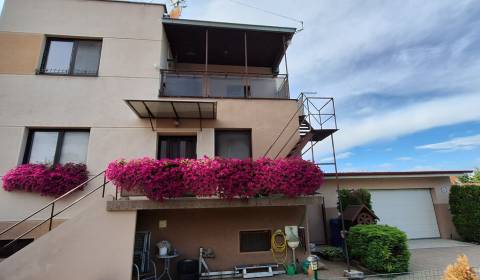 PREDAJ: Rodinný dom + 2x garáž, s pozemkom 591 m2 - Komárno
