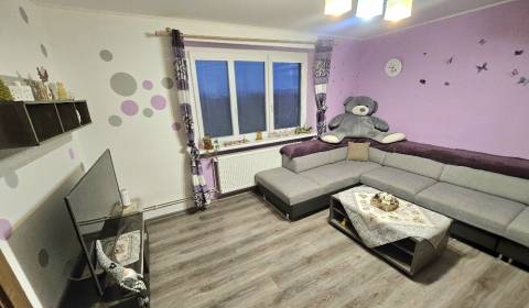 RODINNÝ DOM- VEĽKÉ CHLIEVANY- POZEMOK 1001 m2- 5 IZBOVÝ