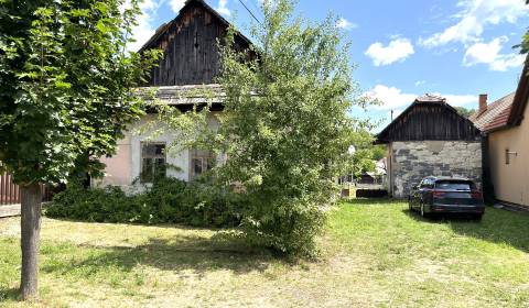 Rodinné domy s gankom na krásnom pozemku-v centre Detvy, jeden majiteľ