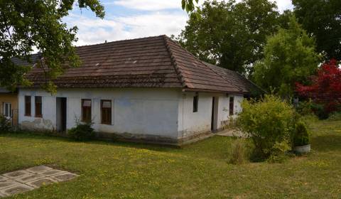 Chalúpka schúlená v okolitých ovocných sadoch!
