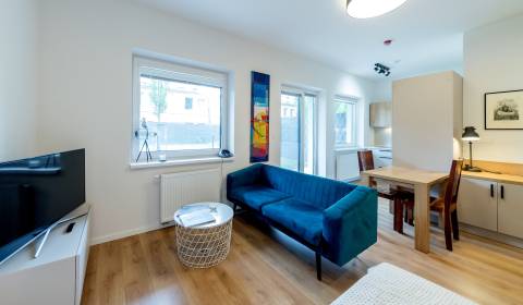 Krásny, dizajnový 1i byt 30m2, predzáhradka, parkovanie, MALÝ DUNAJ