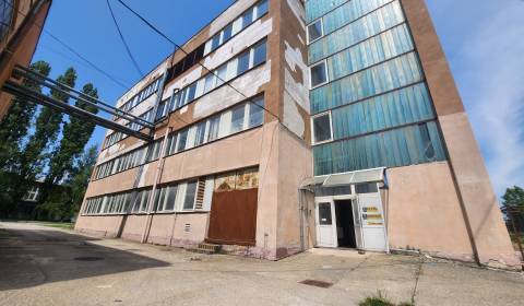 Priemyselná budova v stráženom chemickom areáli