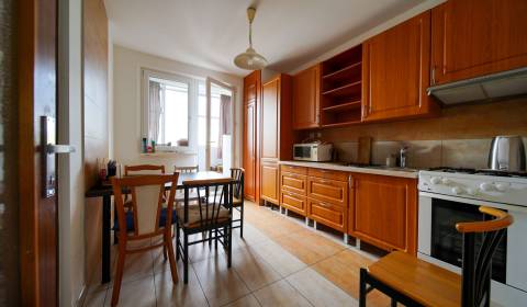 Na predaj 4 izb. byt, 89 m² + log, VETERNICOVÁ, KARLOVA VES - Garáž