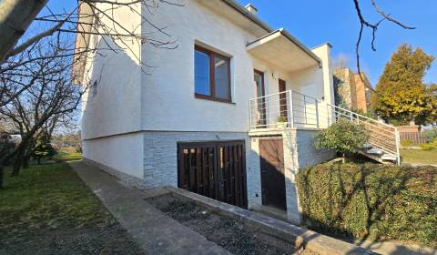 Rodinný dom - 2 bytové jednotky, veľká garáž, pozemok 1150 m2
