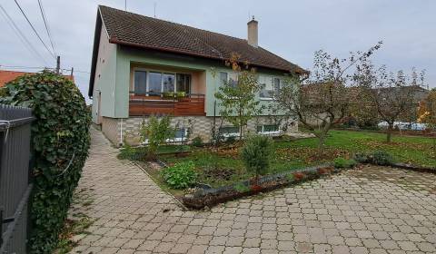 Rodinný dom, garáž, záhrada 700 m2, Levice, DOHODA (SM-834)