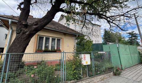 Na predaj starší rodinný dom v centre Ilavy – pozemok 280 m²