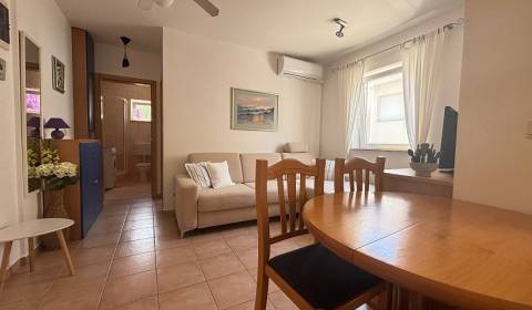 ☀NOVALJA (HR) -  2-izbový apartmán 45 m2 s terasou v 2.rade u mora