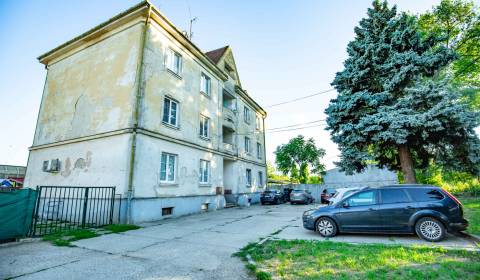 3 IZBOVÝ BYT 89,14m2 VHODNÝ NA REKONŠTRUKCIU, ALE OBÝVATEĽNÝ UŽ TERAZ