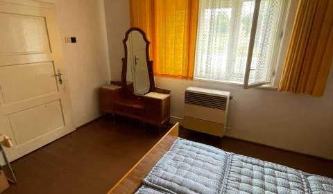 Ponúkame na predaj starší rodinný domček v Trenčianskych Stankovciach