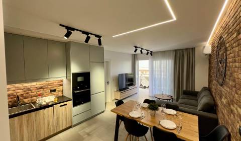 Sarandë - zariadený apartmán, výhľad na more, garážové státie