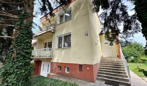 NA PREDAJ POSCHODOVÝ RODINNÝ DOM S GARÁŽOU NA UL. B. NĚMCOVEJ, KOMÁRNO