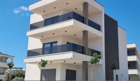 CHORVÁTSKO - 4 izbové apartmány s priestrannými pivnicami - VODICE