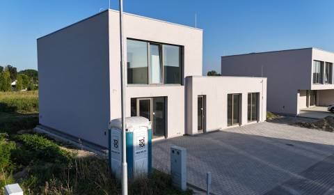 Kráľova pri SENCI-Novostavba 2-podlažného RD s hlinikovými oknami