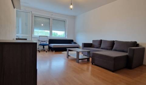 BRATISLAVA-RUŽINOV: Na prenájom priestranný 2-izb.byt s parkovaním