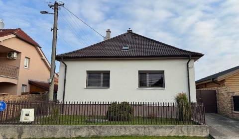 ? Na predaj: Rodinný dom s vedľajšou stavbou – Trstin (okres Trnava)