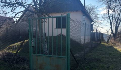 PREDAJ, PODLUŽANY - VINIČNÝ DOMČEK S VINOHRADOM