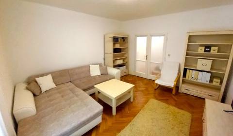 Veľký 2-izb.byt na ul. Ružová dolina, Ružinov, tehlový dom