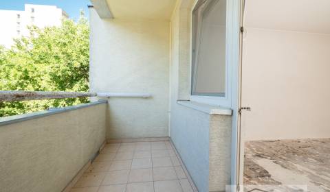 Priestranný 2-izbový byt s loggiou, 68 m², pôvodný stav