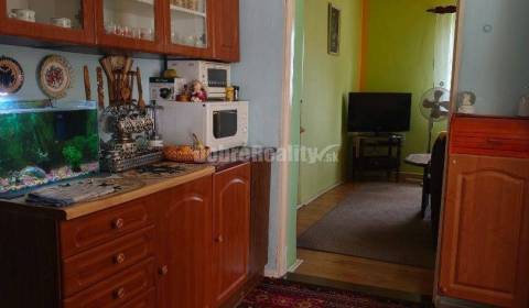 Zachovalý 3 izbový domček v Seliciach k okamžitému nasťahovaniu .